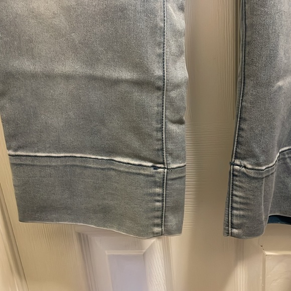 DG2 Stretch Lightwash Capris with Double Stylish Hem 20W - Picture 4 of 7